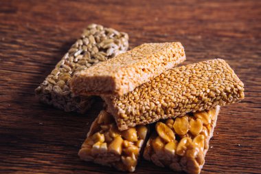 Susam ve fıstık ahşap arka plan üzerinde Kozinaki