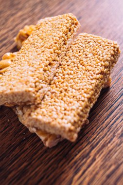 Susam ve fıstık ahşap arka plan üzerinde Kozinaki