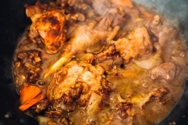 havuç pan portre üzerinde soslu tavuk