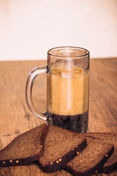 Rus bira kupa ve çavdar unu ahşap arka plan üzerinde somun