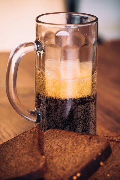 Rus bira kupa ve çavdar unu ahşap arka plan üzerinde somun