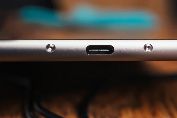 Nieuwe tablet met ingebouwde usb-c op houten achtergrond — Stockfoto