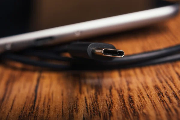 Nieuwe tablet met ingebouwde usb-c op houten achtergrond — Stockfoto