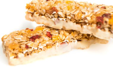 kurutulmuş meyve izole arka plan üzerinde ile müsli barlar