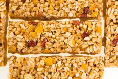 kurutulmuş meyve izole arka plan üzerinde ile müsli barlar