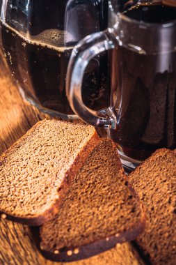 Rus bira kupa sürahi ve çavdar unu ahşap arka plan üzerinde somun