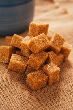 çay mavi renk ve arka plan çuval bezi üzerinde şeker götürü