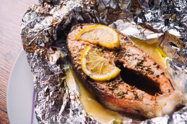 limon ve folyo otlar pişmiş balık biftek