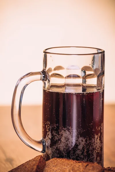 Rus bira kupa ve çavdar unu ahşap arka plan üzerinde somun