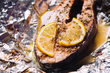 limon ve folyo otlar pişmiş balık biftek