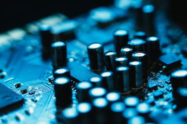 Bilgisayar anakart mavi renk koyu arka plan üzerinde