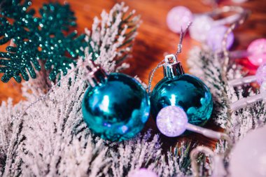 Ladin karda dallar ve ahşap arka plan mavi topları