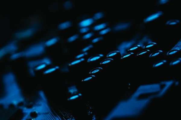 डार्क पृष्ठभूमि पर कंप्यूटर मदरबोर्ड क्लोजअप ब्लू कलर — स्टॉक फ़ोटो, इमेज