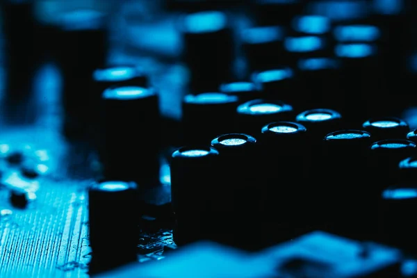 Számítógép alaplap Vértes kék szín sötét háttér — Stock Fotó