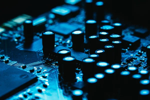 Számítógép alaplap Vértes kék szín sötét háttér — Stock Fotó