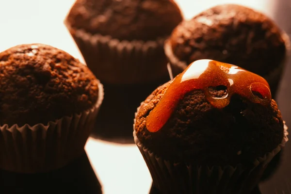Bolinho de chocolate caseiro doce com crumble de caramelo no topo, foco seletivo — Fotografia de Stock