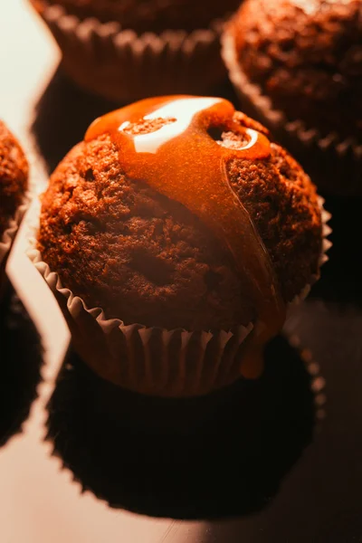 Dulce panecillo de chocolate casero con desmoronamiento de caramelo en la parte superior, enfoque selectivo —  Fotos de Stock