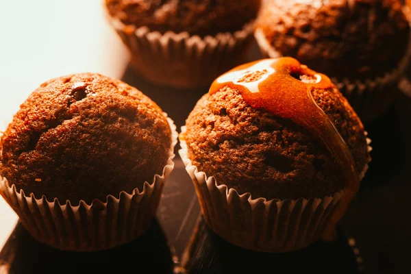 Słodkie domowe czekolada muffin z karmelu z kruszonką na górę, selektywne focus — Zdjęcie stockowe