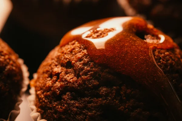 Bolinho de chocolate caseiro doce com crumble de caramelo no topo, foco seletivo — Fotografia de Stock