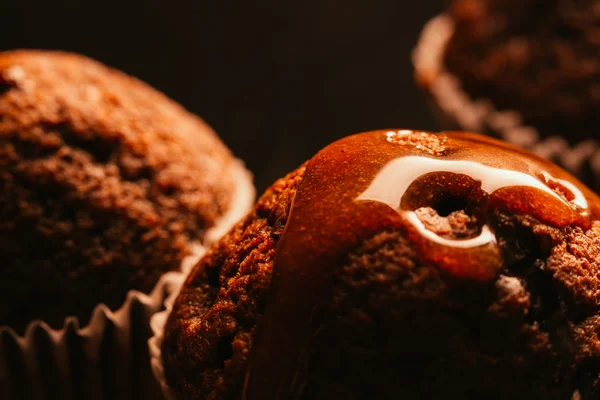 Bolinho de chocolate caseiro doce com crumble de caramelo no topo, foco seletivo — Fotografia de Stock