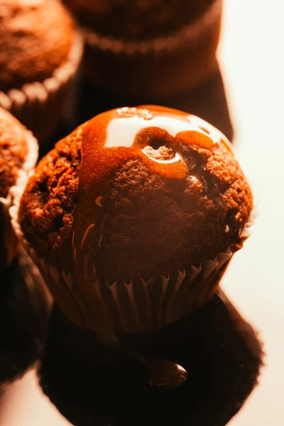 Sladké Domácí čokoládový muffin s karamelem rozpadat na vrcholu, selektivní zaměření — Stock fotografie