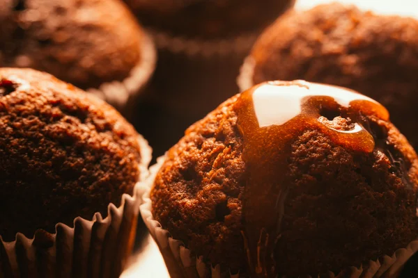 Dulce panecillo de chocolate casero con desmoronamiento de caramelo en la parte superior, enfoque selectivo —  Fotos de Stock