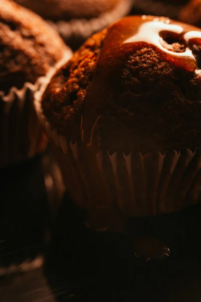 Sweet muffin coklat buatan sendiri dengan karamel runtuh di bagian atas, fokus selektif — Stok Foto