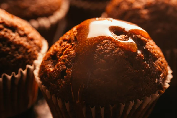 Söt hemmagjord choklad muffin med sockerkulör sönder på toppen, selektiv fokus — Stockfoto