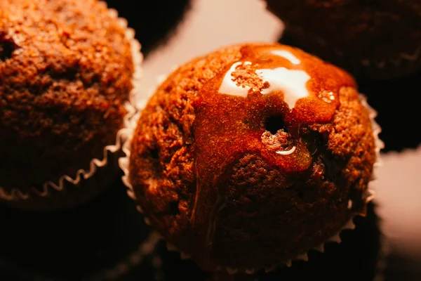 Bolinho de chocolate caseiro doce com crumble de caramelo no topo, foco seletivo — Fotografia de Stock