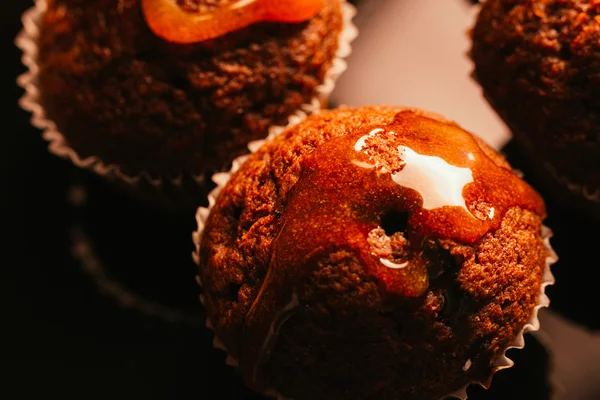 Bolinho de chocolate caseiro doce com crumble de caramelo no topo, foco seletivo — Fotografia de Stock