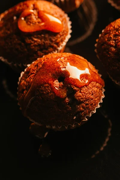 Słodkie domowe czekolada muffin z karmelu z kruszonką na górę, selektywne focus — Zdjęcie stockowe