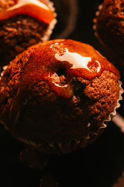 Bolinho de chocolate caseiro doce com crumble de caramelo no topo, foco seletivo — Fotografia de Stock