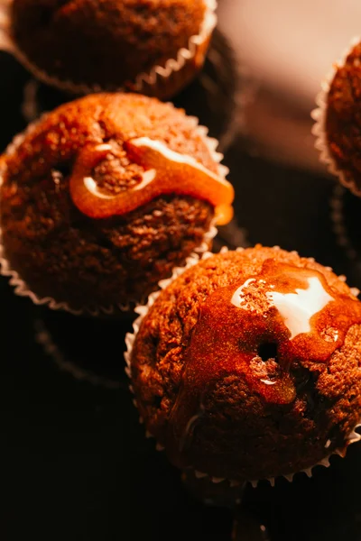 Bolinho de chocolate caseiro doce com crumble de caramelo no topo, foco seletivo — Fotografia de Stock