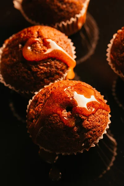 Bolinho de chocolate caseiro doce com crumble de caramelo no topo, foco seletivo — Fotografia de Stock