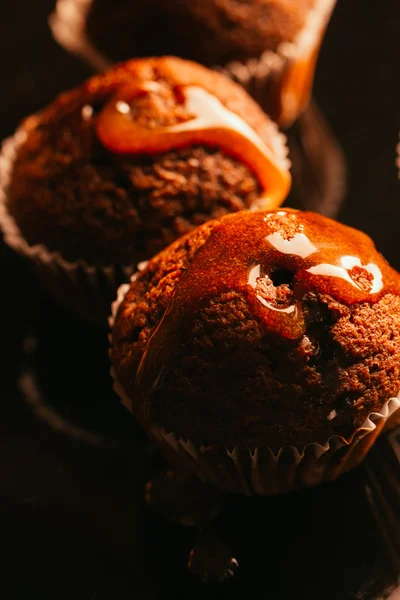 Söt hemmagjord choklad muffin med sockerkulör sönder på toppen, selektiv fokus — Stockfoto