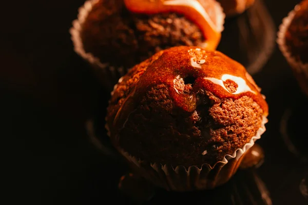 Sladké Domácí čokoládový muffin s karamelem rozpadat na vrcholu, selektivní zaměření — Stock fotografie