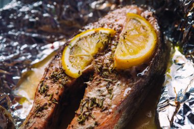 limon ve folyo otlar pişmiş balık biftek
