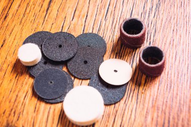 çok fazla bir matkap closeup ahşap arka plan üzerinde ipuçları.