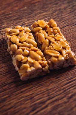 Fıstık ahşap arka plan üzerinde Kozinaki