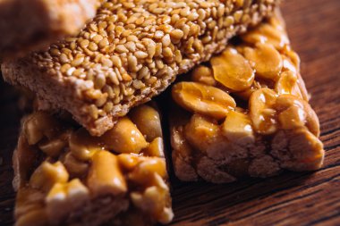 Susam ve fıstık ahşap arka plan üzerinde Kozinaki