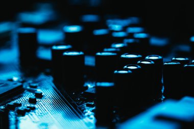 Bilgisayar anakart mavi renk koyu arka plan üzerinde