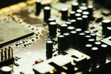 Bilgisayar anakart portre sarı gri renk koyu arka plan üzerinde