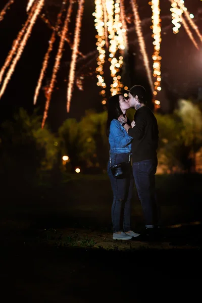 Beau couple sur fond de feux d'artifice — Photo