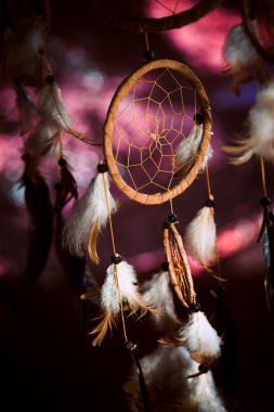 Dreamcatcher mor günbatımı karanlık bir arka plan