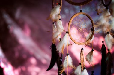 Dreamcatcher mor günbatımı karanlık bir arka plan