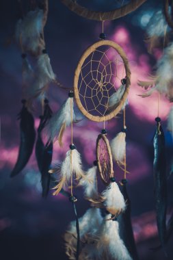 Dreamcatcher mor günbatımı karanlık bir arka plan