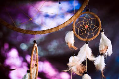 Dreamcatcher mor günbatımı karanlık bir arka plan