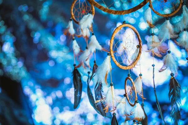 Dreamcatcher contre un flou blanc de neige — Photo