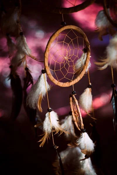 Dreamcatcher mor günbatımı karanlık bir arka plan — Stok fotoğraf