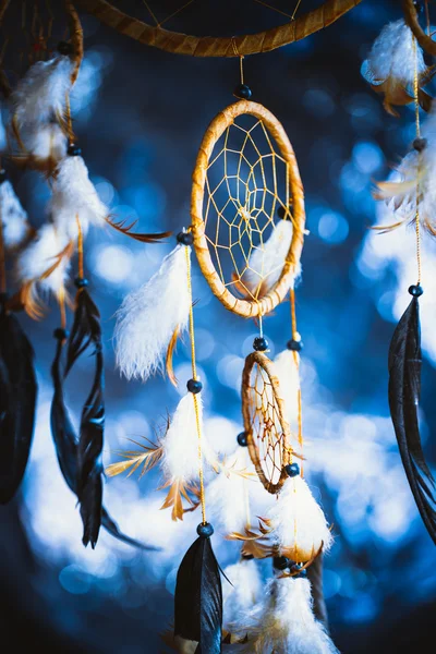 Atrapasueños contra un desenfoque blanco de nieve — Foto de Stock